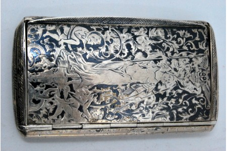 Caixa de rapé em prata nielada com cena do paraíso gravada, interior dourado e tampa basculante. 
